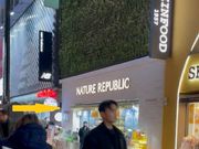 路地を入った右手に店舗→