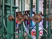 サイゴン中央郵便局。入口ドアにはフランスの花です。