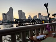 川沿いのテラス席から