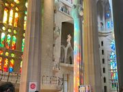 真ん中の柱に光が反射