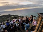 曇って山頂でのご来光は見れず…
山頂は狭いので、下まで長蛇の列