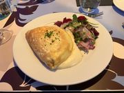 ディナーの前菜はちょっと小ぶりなオムレツ