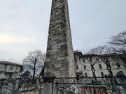 切石積みのオベリスク