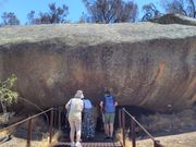 マルカの洞窟で大昔のアボリジナルピープルが残した手形を見学