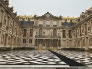 金がたくさん使われています