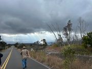 キラウェア火山の火口に向けてハイキング