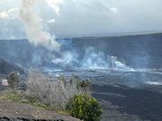煙がモクモク出ている火口