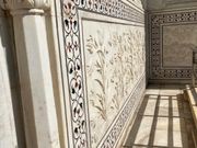 必見の代理石のレリーフ