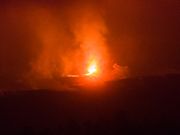 ガイドさんが噴火活動をキャッチアップしてくれたおかげで、夕食後に再訪問。
溶岩流が見れました！