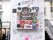 アビーロードショップの看板と落書き