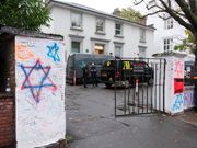 アビーロードスタジオと門の落書き