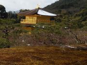 雪の積もった金閣寺