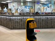 席までロボットが案内してくれます