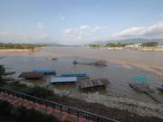 右側がラオス、左側がミヤンマー