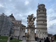斜塔だけではなく、三つとも傾いている、って教えてくれました。