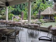 夜はディナーショーがあるようです。滝が流れていて落ち着きます！