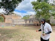 情熱を込めて説明するガイド（アイザック）