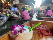 水上マーケットでの手漕ぎボート