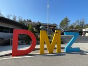 DMZロゴの前にて