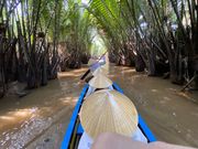 手漕ぎボートで水路を