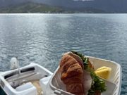 ランチは最初に配布されます