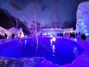 綺麗な青色の池に驚きです