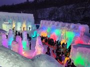 氷のトンネルに並んでます