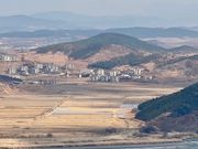 晴れの日は偽装工作の村が肉眼で見える。