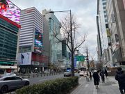 弘大入口駅の街並み。