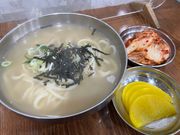 キムチ・たくあんはサービス。これも美味い。