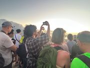 日の出になると沢山の人！