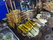 ウドン山のふもとのマーケットでつまみ食い