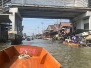 水上マーケットまではボートで移動