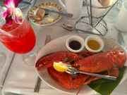 ロブスター🦞こんなに大きいの‼️ビックリ。でもスタッフが食べ方を教えてくれてダイナミックに食べた