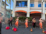 バスで到着すると船着場で歓迎のハワイアン🌺ダンスでお出迎え