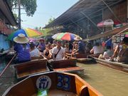 ボートに揺られてマーケット散策