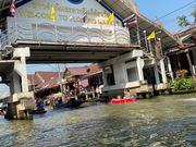 川からみた水上マーケットの門