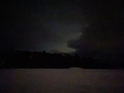 雲間から覗くオーロラ