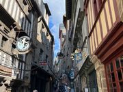 モン・サン・ミシェルに向かう通り。ここから坂道