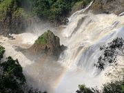 雨季の滝は水量があり虹もかかってました