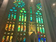 光が差し込むステンドグラス