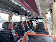 綺麗な車内、フカフカの座席で充実快適なバス、USBアウトレットがあり充電も可能。