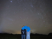 満天の星をバックに