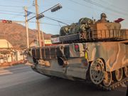 公道を走る戦車