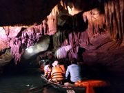 手漕ぎボートによる鍾乳洞体験