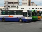 バスターミナルに停車中のカラフルな東バス車両（空港線などは別塗色です）