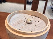 1つを丁寧に提供してくれます。あん入小籠包