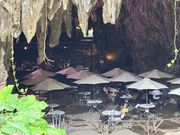 洞窟の中の　喫茶店兼待合広場