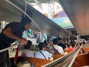 ボート同士がすれ違います