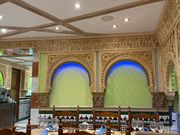 この壁の向こうにビュッフェがあります